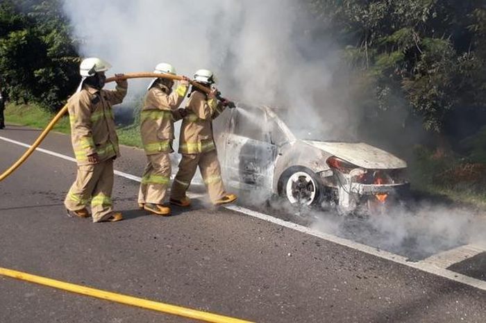 Suzuki SX4 terbakar di Tol Jakarta-Cikampek