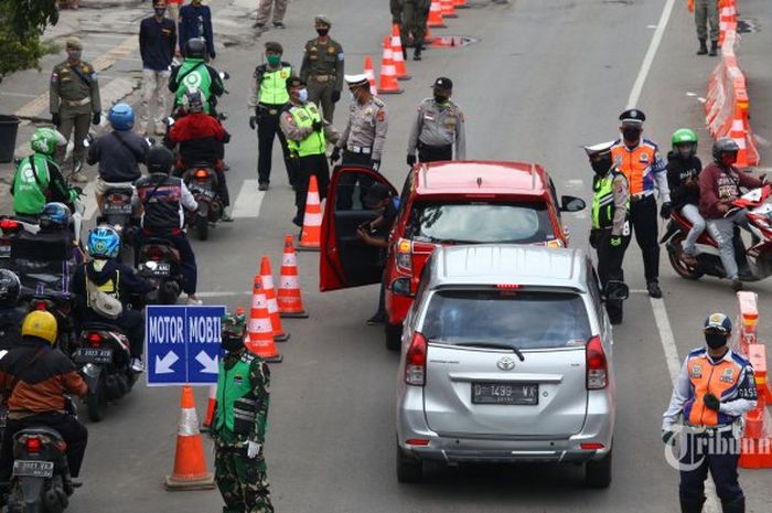 Ilustrasi: Petugas Gugus Tugas Percepatan Penanganan Virus Covid-19 Tingkat Kota Bandung menyuruh penumpang mobil pribadi yang duduk di kursi depan untuk pindah ke kursi bagian belakang dan menyuruh pengendara sepeda motor yang berboncengan untuk berbalik arah di Cek Poin Pembatasan Sosial Berskala Besar (PSBB) Kota Bandung di Jalan Cibaduyut Raya, Kota Bandung, Jawa Barat, Minggu (3/5/2020). Penerapan PSBB Bandung Raya hari ke-11 di cek poin perbatasan Kota Bandung dan Kabupaten Bandung ini masih banyak yang melanggar, sehingga memaksa petugas menyuruh pengendara untuk balik arah. Tribun Jabar/Gani Kurniawan 