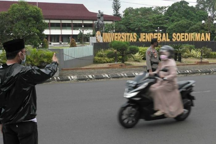 Bupati Banyumas Achmad Husein mengapresiasi warga yang menggunakan masker dengan mengacungkan jempol saat razia penggunaan masker di Purwokerto, Kabupaten Banyumas, Jawa Tengah