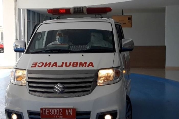 Mobil Ambulans milik RSUD dr Haulussy Ambon memilih parkir di ruang parkir RSUP dr J Leimena setelah membawa pasien Covid-19 ke rumah sakit tersebut, Rabu (27/5/2020). Mobil ambulans ini sendiri sempat tersesat dan diamuk warga di kawasan Rumah Tiga, Kecamatan Teluk Ambon(KOMPAS.COM/RAHMAT RAHMAN PATTY)