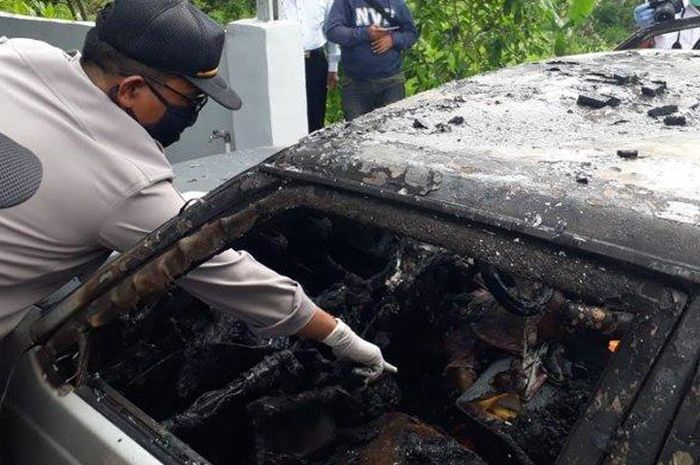 Polisi melakukan olah TKP kasus terbakarnya mobil Daihatsu Charade di Pandaan Pasuruan yang menewaskan 2 bocah kecil. 