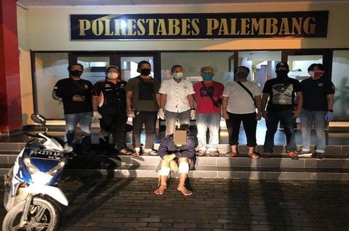 Tim Tekab 134 Satreskrim Polrestabes Palembang menangkap seorang spesialis begal di Palembang. 