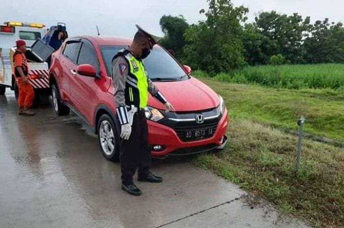 Saat petugas berusaha mengevakuasi Mobil Honda HR-V bernopol AD-8573-IA menghantam pembatas Jalan Tol Solo-Ngawi, KM 573.600, Kamis (28/5/2020) sore.  