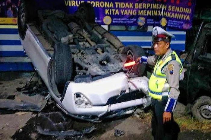 Toyota Fortuner yang alami kecelakaan di Jalan Raya Banyuwangi-Surabaya, Desa Raci, Kecamatan Bangil, Kabupaten Pasuruan, Kamis (28/5/2020).