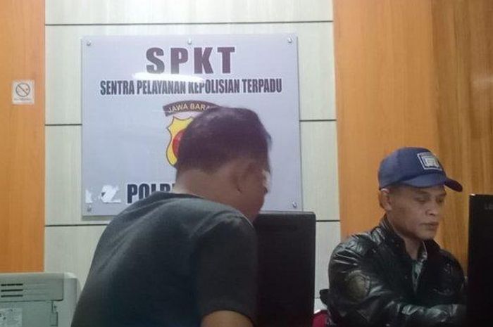 Seorang pria driver ojek online berinisial WBL di Parung, Kabupaten Bogor jadi korban penganiayaan oleh pelanggannya sendiri.