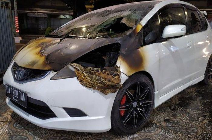 Honda Jazz terbakar mendadak di Banjarmasin yang diawali lampu depan mati