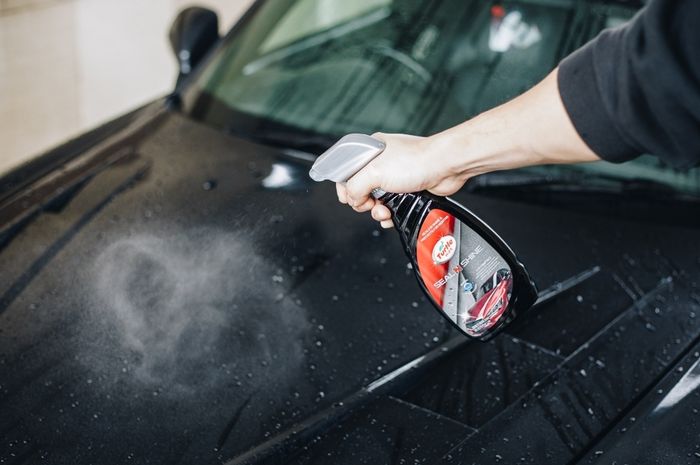 Seperti tren ceramic coating dengan spray mudahkan aplikasi proteksi cat mobil.