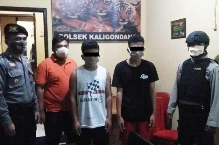 Tersangka pencurian ayam yang diamankan yaitu Arif Prasetyo (24) warga Desa Tegalpingen, Kecamatan Pengadegan, Purbalingga. Satu tersangka lainnya yaitu Santosa (18) warga Dusun Kedungdawa, Desa/Kecamatan Pengadegan, Purbalingga. 