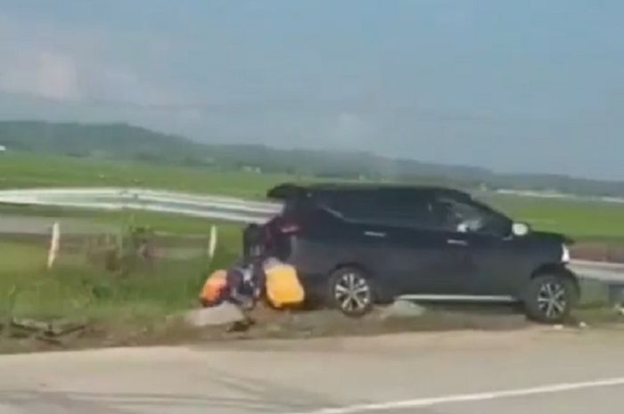 Nissan Grand Livina VL alami kecelakaan di Jalan Tol Pemalang-Tegal, Rabu (27/5/2020) siang.