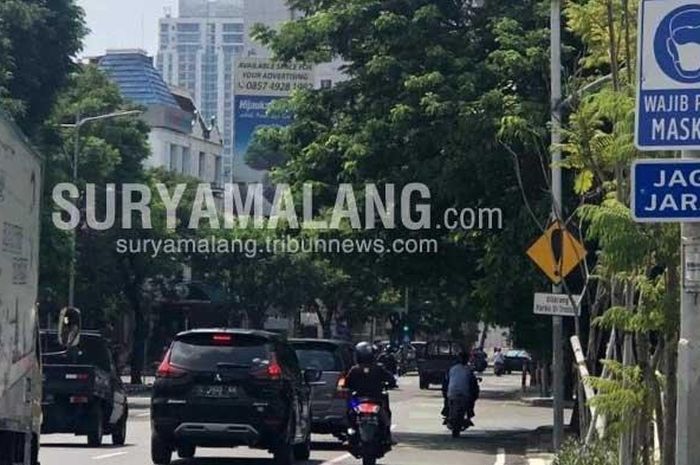 Dishub memasang rambu wajib menggunakan masker di sejumlah ruas jalan di Kota Surabaya.