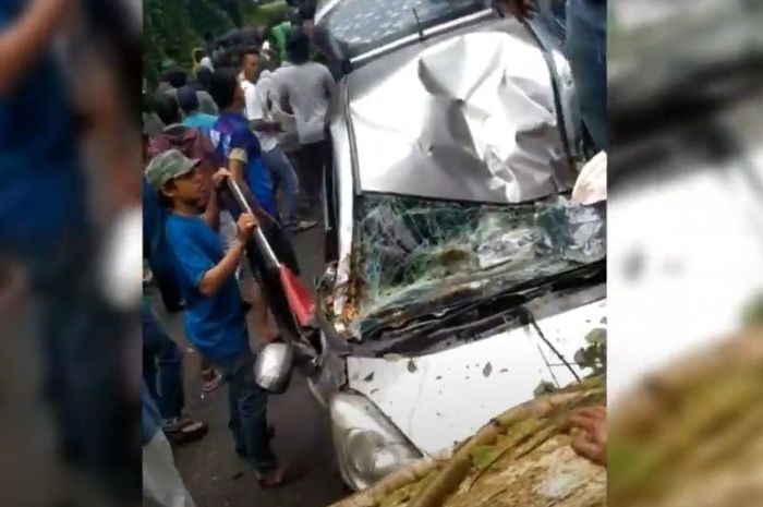 Honda Jazz RS GE8 anggota DPRD kabupaten Pasaman tertimpa pohon hingga terpotong dan atap serta mesin gepeng
