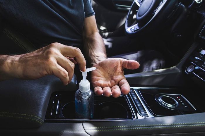 ILUSTRASI menaruh hand sanitizer di dalam mobil agar praktis digunakan sewaktu-waktu, padahal berbahaya menurut beberapa penelitian.