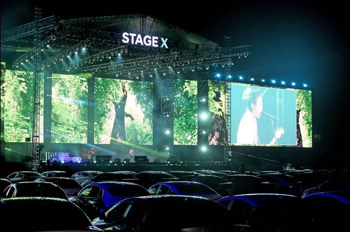 Ajang Stage X Drive-in Concert di Hyundai Motorstudio, Goyang, Soeul yang diselenggarakan pada 22-24 Mei 2020.