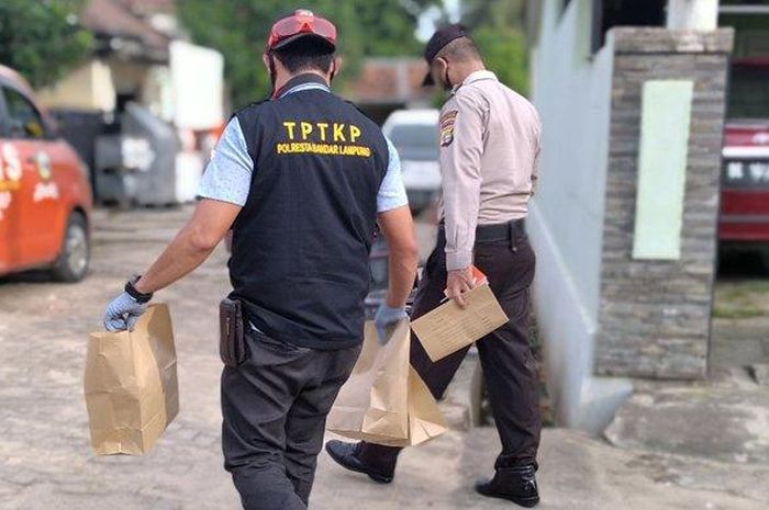 Tim Inafis Polresta Bandar Lampung melakukan olah TKP di rumah pegawai Pengadilan Tinggi Tanjungkarang, Bandar Lampung, yang dilempar bom molotov oleh orang tak dikenal, Rabu (27/5/2020). Tak Ada Korban Jiwa Dalam Aksi Lempar Bom Molotov di Rumah Pegawai PT Tanjungkarang. 