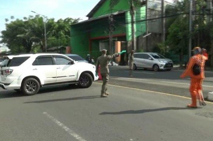 Pengemudi mobil yang diputar balik petugas gabungan karena tak memiliki SIKM di Cakung, Jakarta Timur, Selasa (26/5/2020)