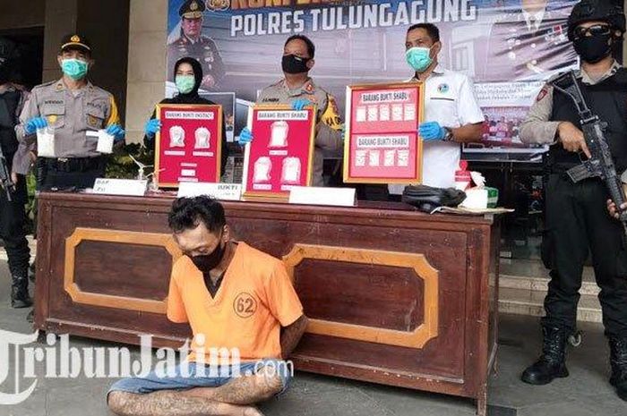 Kapolres Tulungagung, AKBP Eva Guna Pandia (tengah) bersama Kasat Reskoba dan Kasubag Humas memamerkan barang bukti sabu-sabu dan ekstasi dari tersangka Imam Bahroni. 