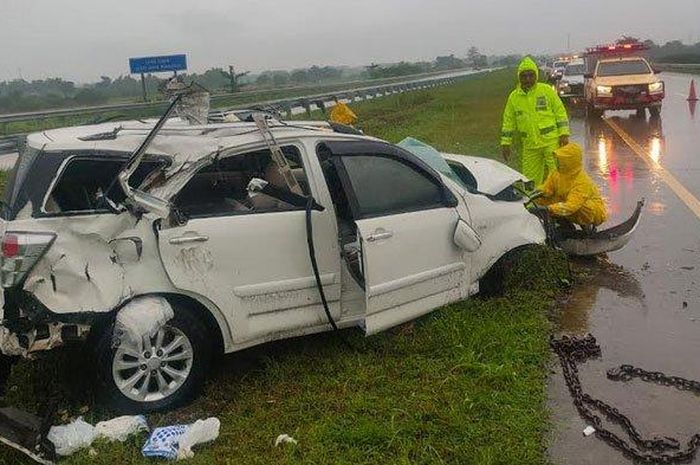 Daihatsu Terios berguling di tol Gempol-Pasuruan hingga roda buntung