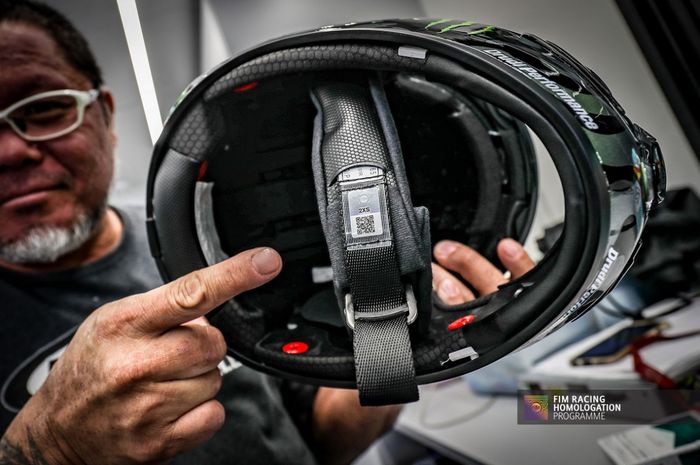 Ilustrasi helm dengan standar FIM. Karena diperuntukkan bagi balap motor, tes standar FIM untuk helm lebih sulit dibandingkan SNELL, ECE, ataupun SNI