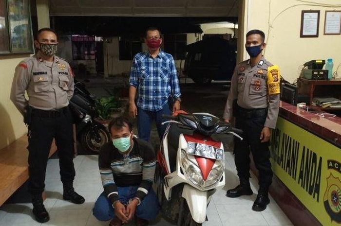 Kapolsek Langsa Timur, AKP Suparwanto SH, didamoingi angggotanya, memperlihatkan BB sepmor Yamaha Xeon dan pelaku pencurian berinial AA, di Mapolsek setempat. 