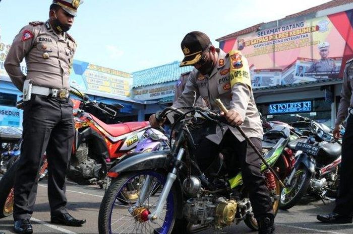 Puluhan motor berknalpot brong dirazia oleh personel Satlantas Polres Kebumen.
