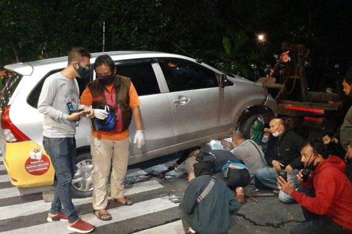 Proses olah TKP kecelakaan yang menewaskan pengendara dan penumpang sepeda motor di Pulogadung, Jakarta Timur, Sabtu (30/5/2020)  