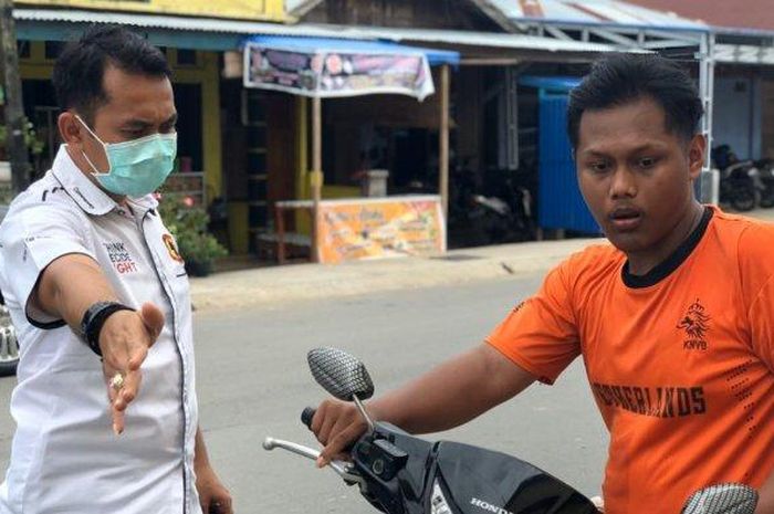 Personel Polres Tanjabbar menindak pengendara yang kedapatan tak menggunakan masker.