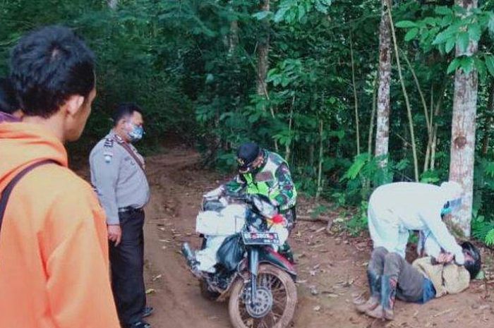 Istri Jalan Kaki di Depan, Tak Tahu Suaminya Meninggal di Belakang  