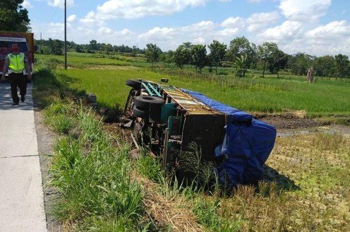 Sebuah Truk Terguling di Pulo Watu - Ngupit, Ngawen, Klaten, pukul 10.30 WIB, Jum'at (29/5/2020)