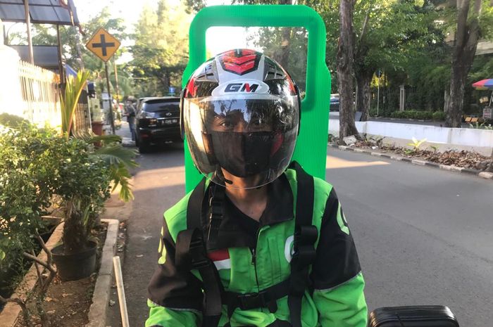 Ilustrasi penggunaan sekat partisi pada mitra Gojek