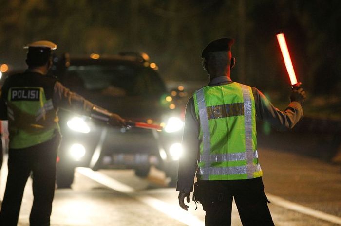 Petugas melakukan pemeriksaan pada H-1 Lebaran di check point penyekatan pertama di ruas tol Jakarta - Cikampek Km 31, Kabupaten Bekasi, Jawa Barat, Sabtu (23/5/2020). Larangan diberlakukan pemerintah untuk mencegah penyebaran Covid-19 melalui Operasi Ketupat 2020. Kendaraan pribadi baik motor atau mobil dan kendaraan umum berpenumpang dilarang keluar dari wilayah Jabodetabek.(KOMPAS.COM/KRISTIANTO PURNOMO)