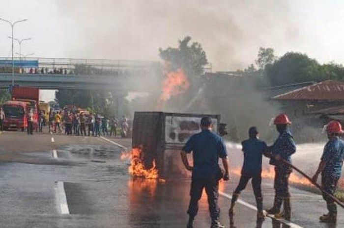 Mitsubishi L300 terbakar di jalan Tol, dua mobil pemadam kebakaran dikerahkan