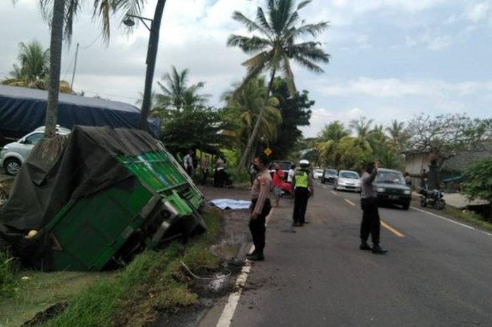 Sejumlah petugas Satlantas Polres Tabanan saat melakukan pemeriksaan terkait kejadian truk out of control di Jalan Raya Denpasar-Gilimanuk, Banjar Selabih Tengah, Desa Selabih, Kecamatan Selemadeg Barat, Tabanan, Minggu (31/5). 