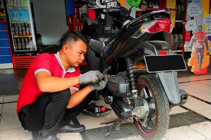Ilustrasi servis motor Planet Ban