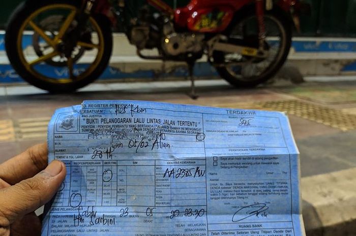 Foto surat tilang pemotor Honda C70 akibat memakai knalpot brong dan pajak mati.