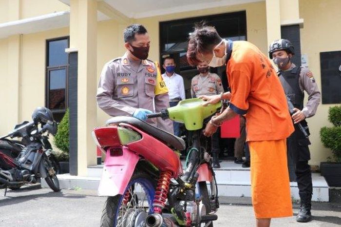 Polres Kebumen ungkap kasus pencurian sepeda motor di halaman masjid yang dilakukan pemuda berinisial RS (24).