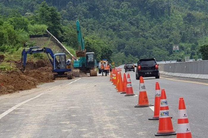 PT Trans Marga Jateng terus membersihkan sisa-sisa longsor di Jalan Tol Ungaran