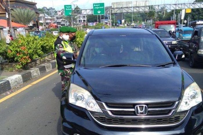 Kondisi lalu lintas di Simpang Gadog arah Puncak, kabupaten Bogor macet