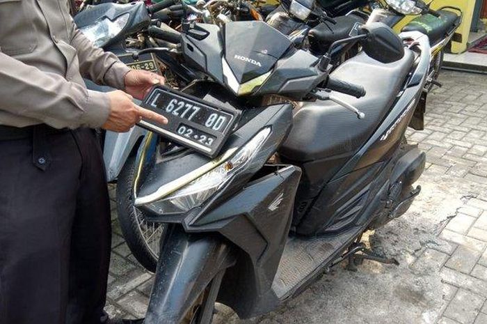 Seorang polisi menunjukan barang bukti (BB) aksi penjabretan penjahat jalanan yang diamankan di Mapolsek Tambaksari Surabaya. 