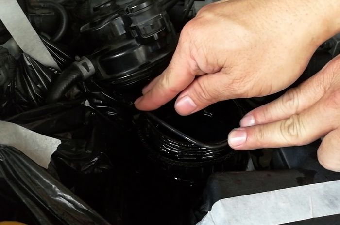 Ilustrasi Ganti Filter Solar Mobil Diesel