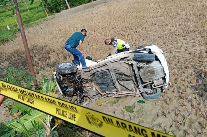 Honda Jazz tertabrak kereta api hingga terseret 30 meter dan terlempar ke sawah di kabupaten Grobogan, Jawa Tengah
