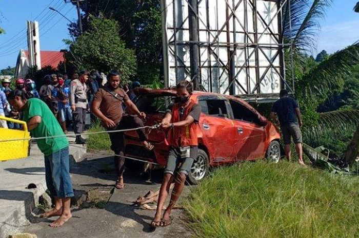 Proses evakuasi Daihatsu Ayla yang terjun tebing di kawasan Jalan RE Martadinata, Paal Dua, Tikala, Manado, Sulawesi Utara