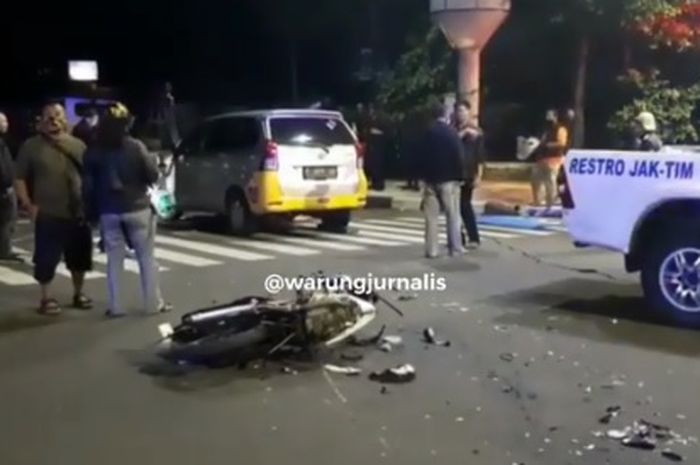 2 orang tewas seketika, mabuk trobos lampu merah, pemotor tabrak taksi online.