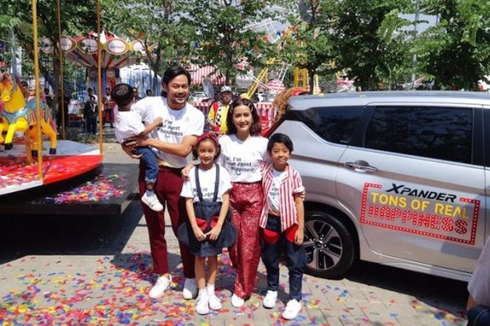 Dwi Sasono besera istri dan anaknya di acara Xpander Tons of Real Happiness