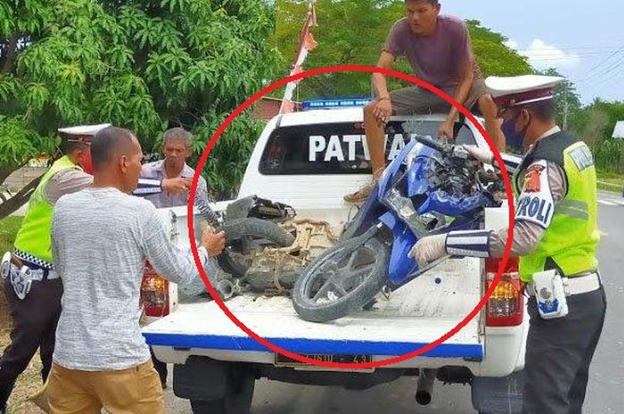 Honda Vario 125 terpotong jadi dua setelah dihajar truk dari belakang hingga terseret dan tergilas