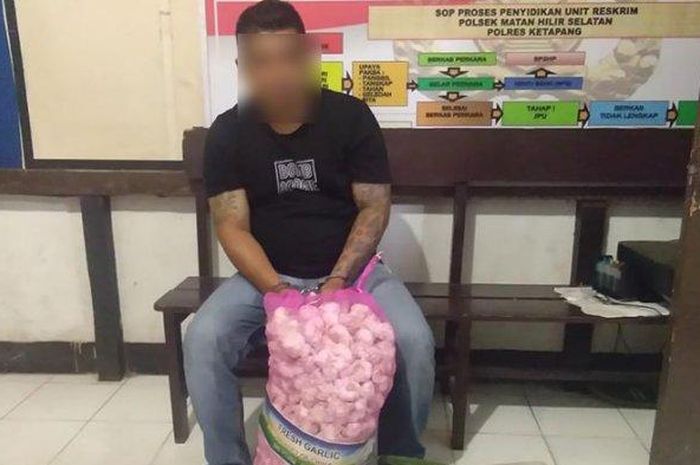 Tersangka pemerasan dengan kedok polisi gadungan beserta barang bukti saat diamankan di Polsek Matan Hilir Selatan (MHS), Kabupaten Ketapang, Kalimantan Barat.