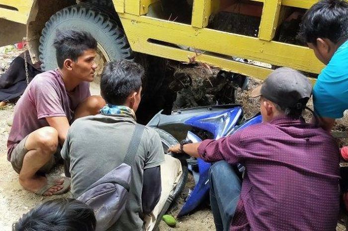 Honda Vario tertabrak truk Mitsubishi Colt Diesel hingga terselip di kolong