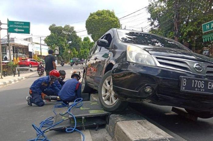 Nissan Grand Livina dievakuasi Sudin Penanggulangan Kebakaran dan Penyelamatan Jakarta Selatan
