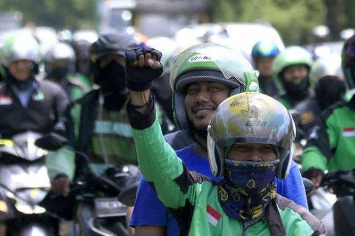 ILUSTRASI driver ojek online lakukan demo. (Dalam foto: Ratusan driver yang tergabung dalam Komunitas Driver Ojol Aceh (DOA) melakukan aksi demonstrasi ke Kantor DPRA dan Kantor Gubernur Aceh, Selasa (3/9/2019) )