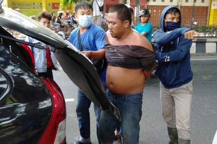 DIAMANKAN-Kurniawan alias Ompong, mantan napi asimilasi yang tertangkap mencuri diamankan dari amukan warga, Senin (1/6). Ompong ditinggal temannya ketika dikejar warga.(INDRA)  