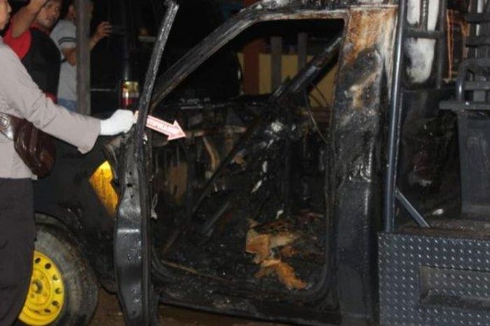 Isuzu Panther Patroli milik Mapolsek Daha Selatan, Hulu Sungai Selatan, Kalimantan Selatan yang diserang orang tak dikenal